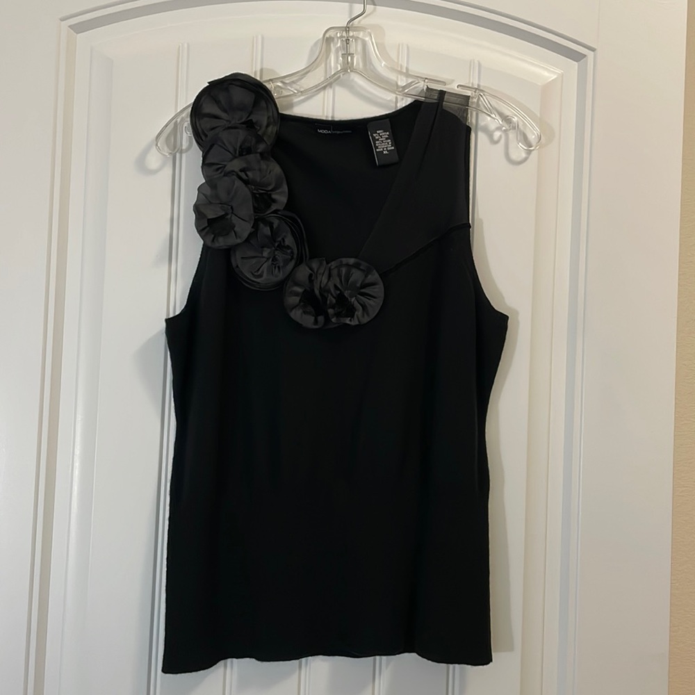 Black sleeveless top with flowers detail